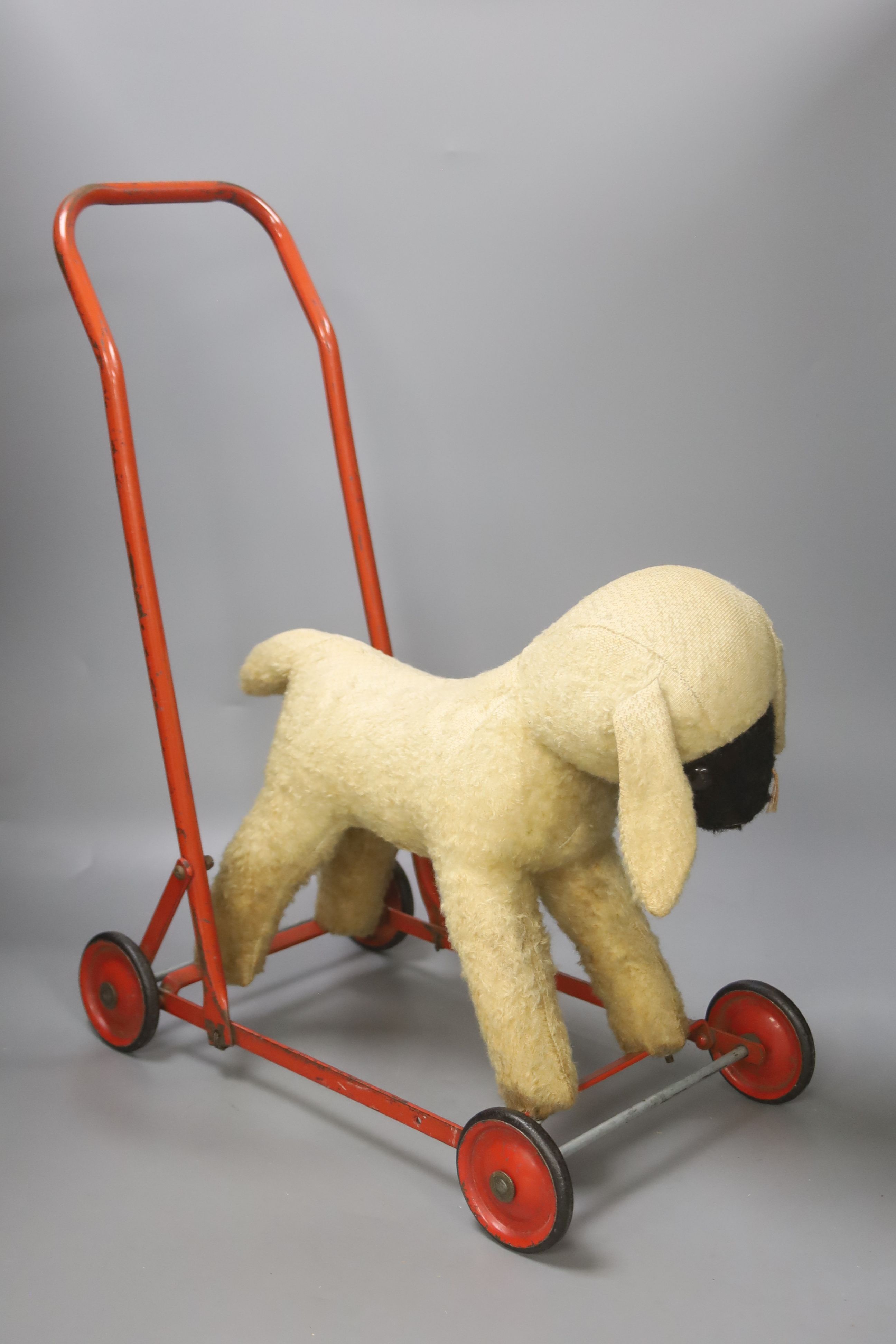 A pull along dog, height 5cm